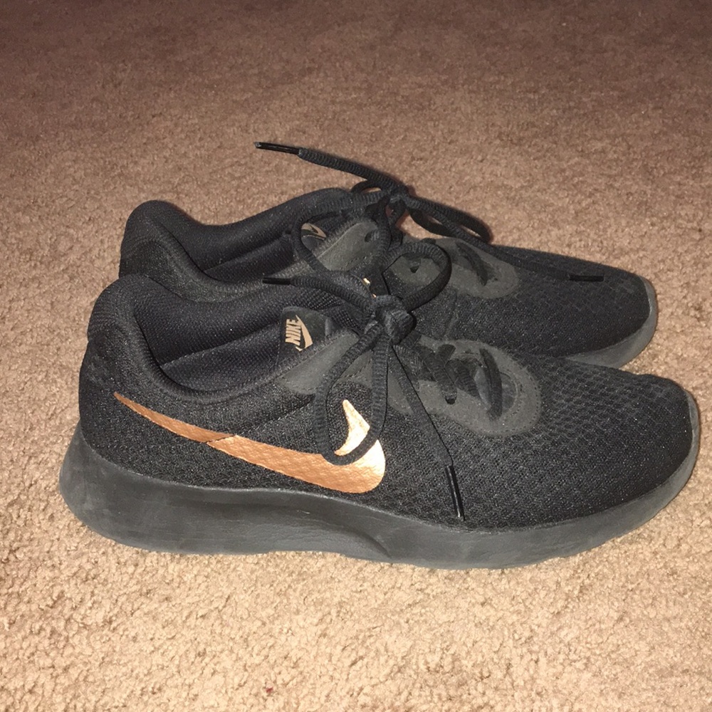NIKE CASUAL SHOES